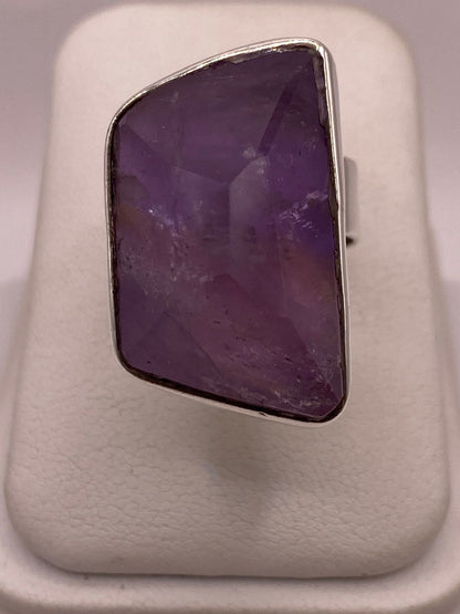Anillo de Plata Ley 925 con Amatista Natural — vista lateral