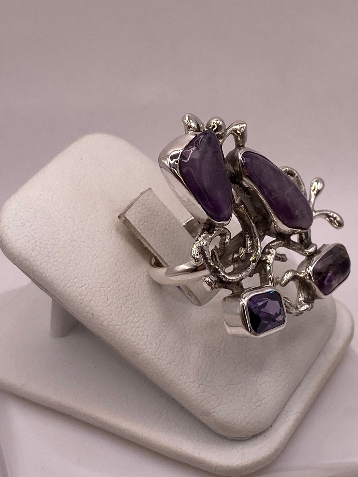 Anillo de Plata Ley 925 con Amatista y Zirconia, vista frontal