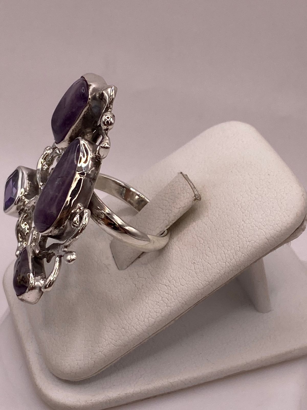 Anillo de Plata Ley 925 con Amatista y Zirconia, vista lateral