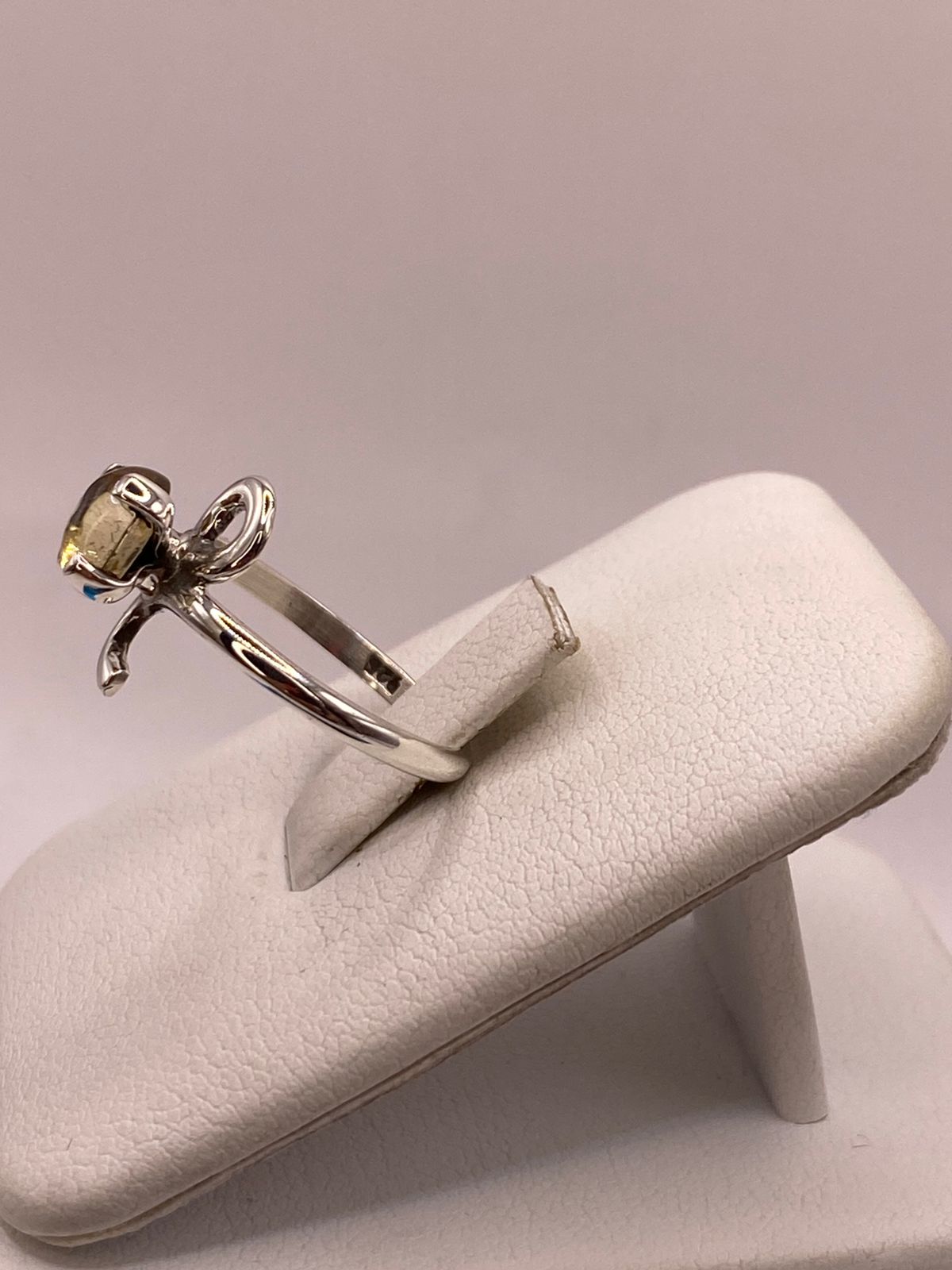 Anillo de Plata Ley 925 con Ámbar Ahumado, vista lateral
