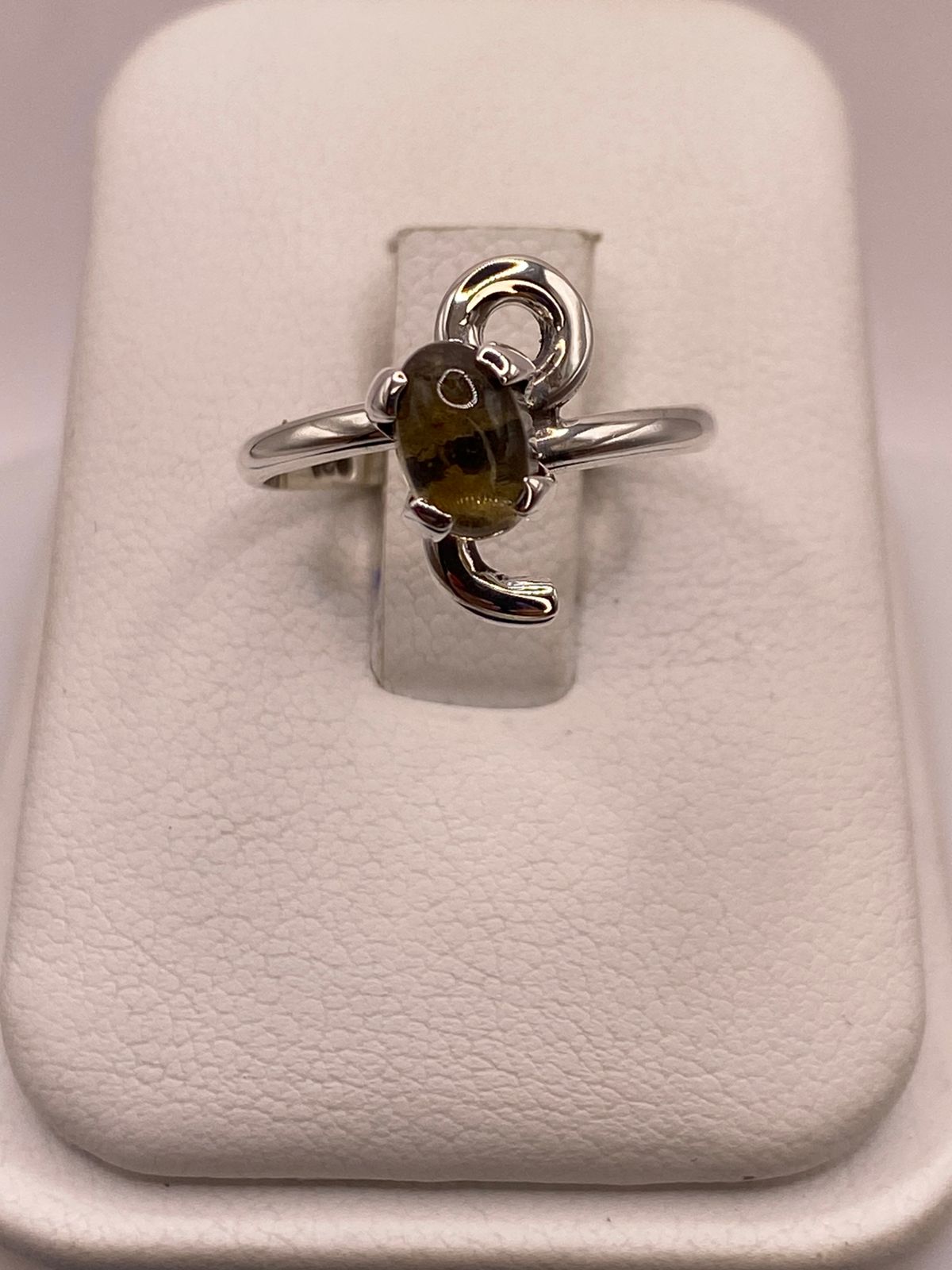 Anillo de Plata Ley 925 con Ámbar Ahumado, vista de detalle