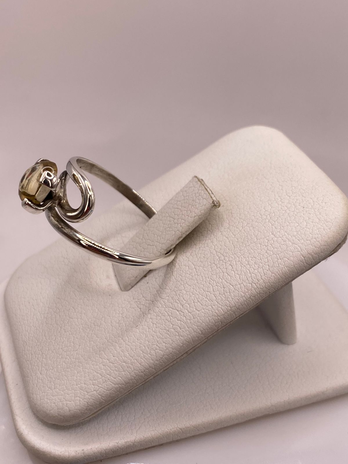 Anillo de Plata Ley 925 con Ámbar Ahumado, vista lateral