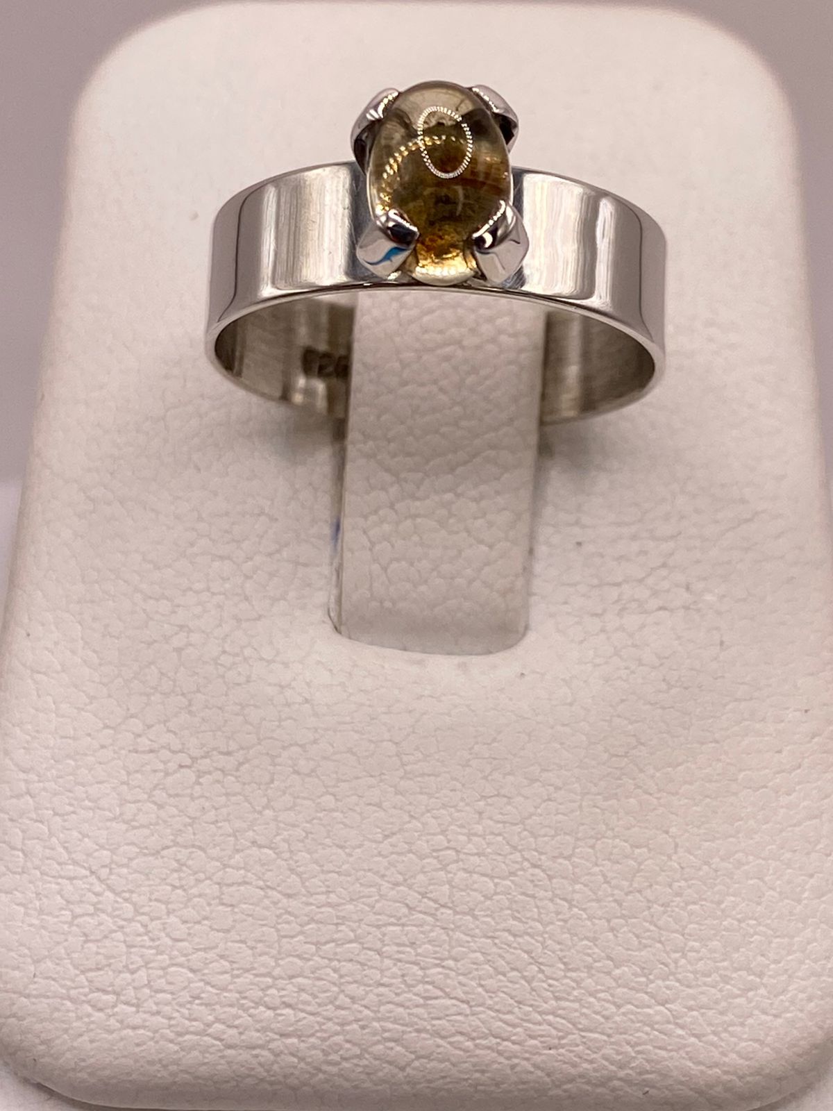 Anillo de Plata Ley 925 con Ámbar Ahumado, vista de detalle