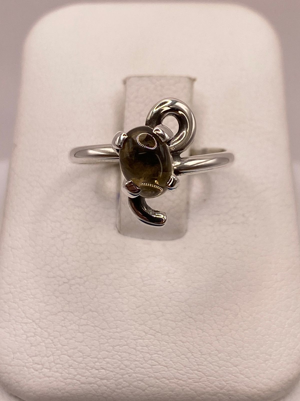 Anillo de Plata Ley 925 con Ámbar Ahumado, vista de detalle