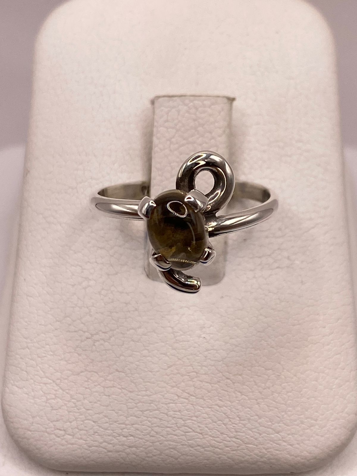 Anillo de Plata Ley 925 con Ámbar Ahumado en báscula mostrando peso