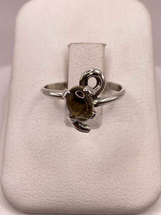Anillo de Plata Ley 925 con Ámbar Ahumado en báscula mostrando peso