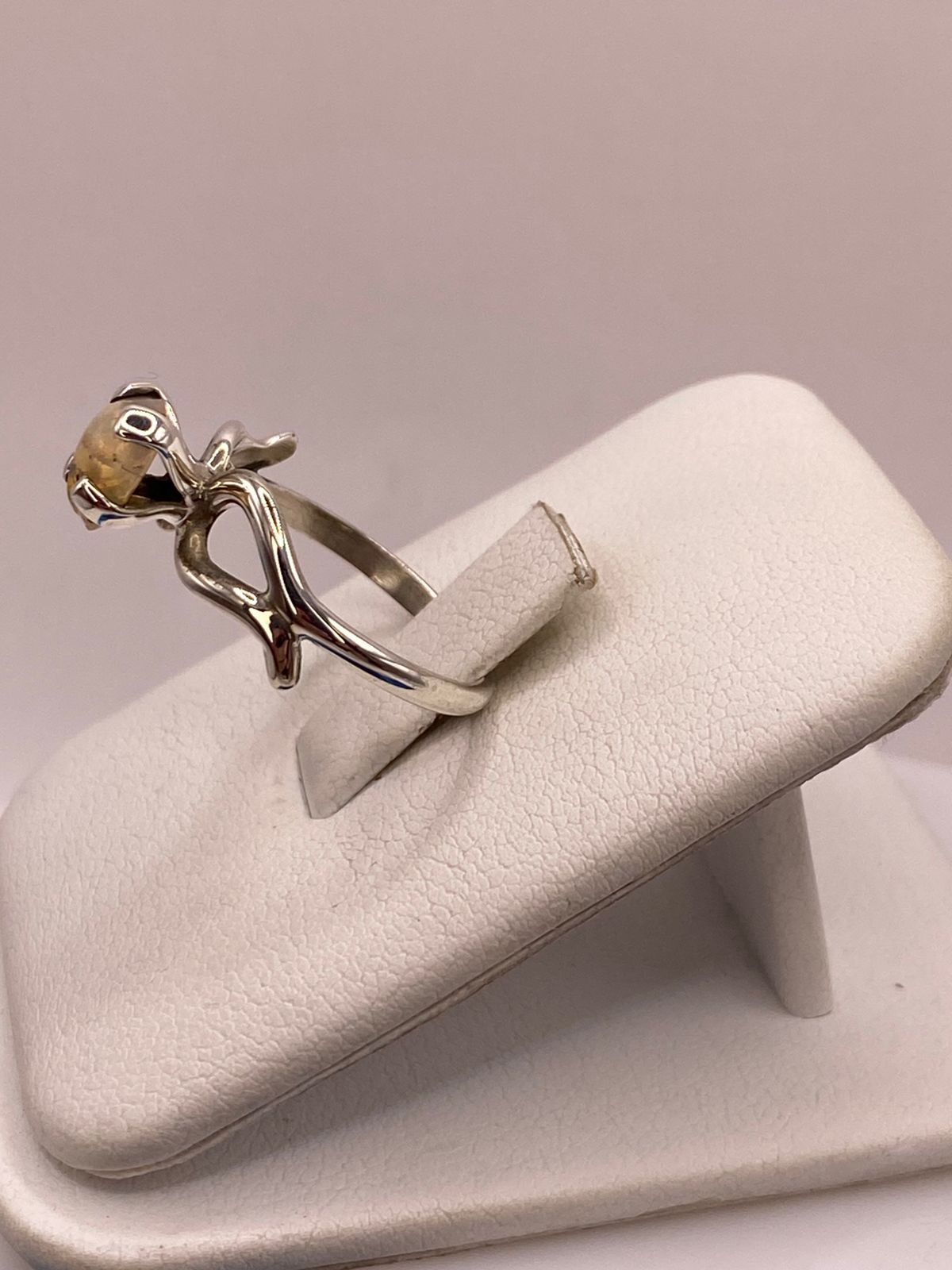Anillo de Plata Ley 925 con Ámbar Ahumado, vista lateral