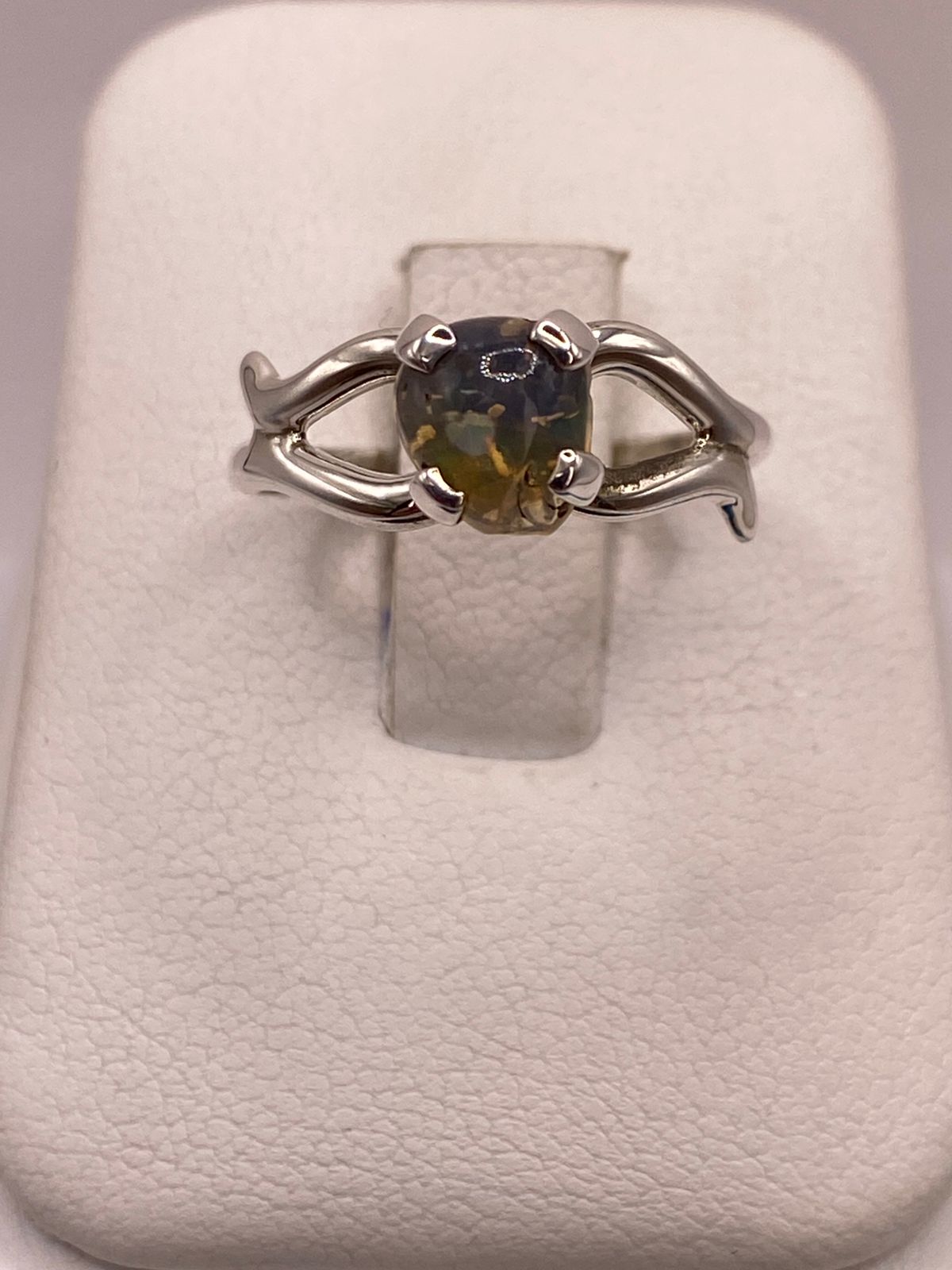 Anillo de Plata Ley 925 con Ámbar Ahumado — ángulo diagonal