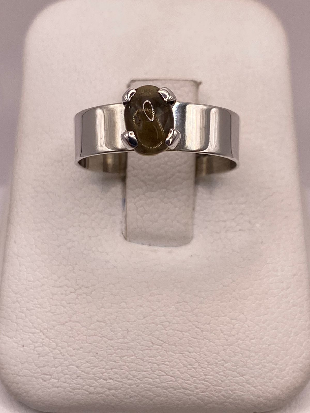 Anillo de Plata Ley 925 con Ámbar Ahumado en báscula mostrando peso
