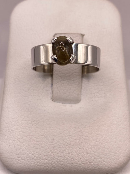 Anillo de Plata Ley 925 con Ámbar Ahumado en báscula mostrando peso