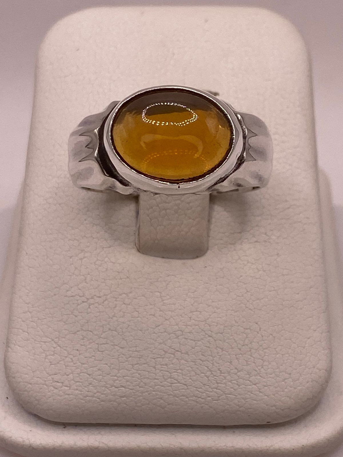 Anillo de Plata Ley 925 con Ámbar Miel — ángulo diagonal