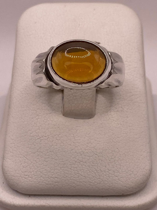 Anillo de Plata Ley 925 con Ámbar Miel — ángulo diagonal