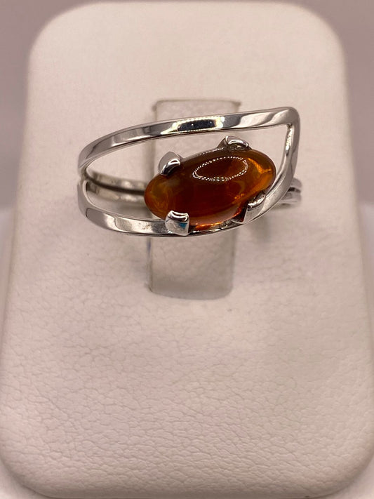 Anillo de Plata Ley 925 con Ámbar Natural — ángulo diagonal