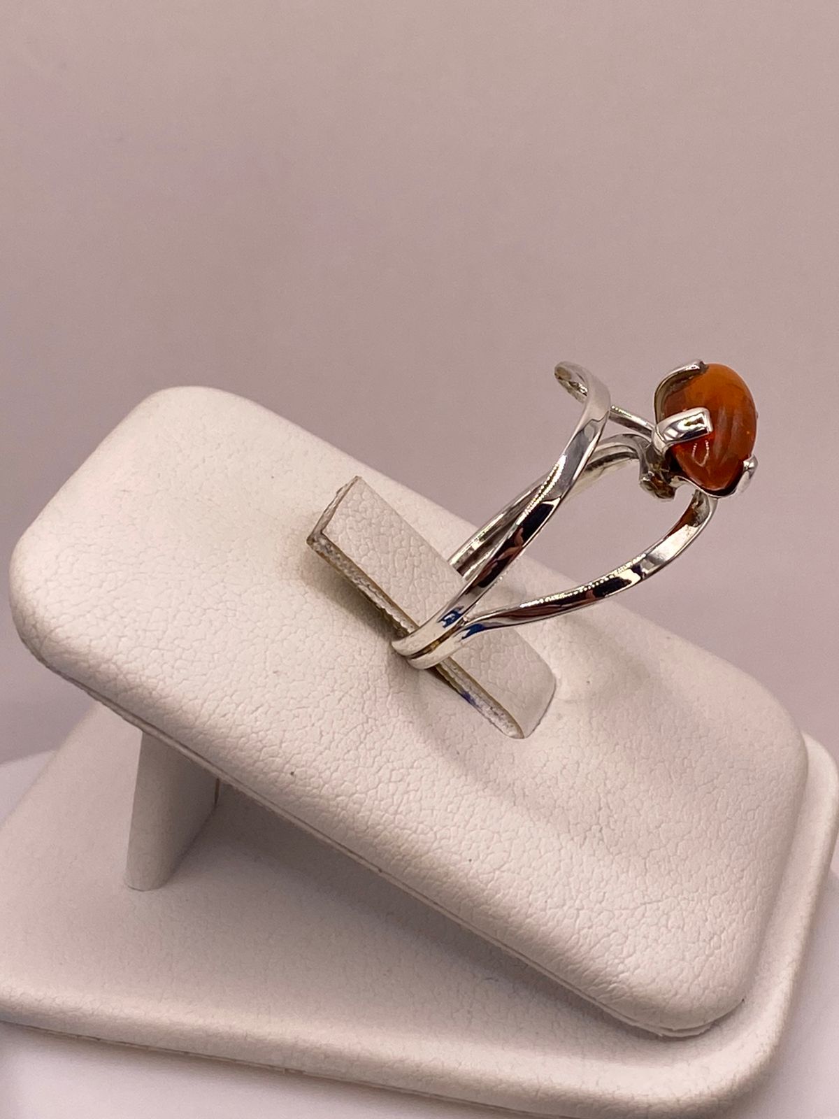 Anillo de Plata Ley 925 con Ámbar Natural, vista lateral
