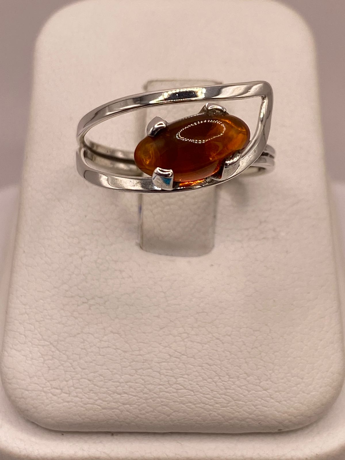 Anillo de Plata Ley 925 con Ámbar Natural, vista de detalle