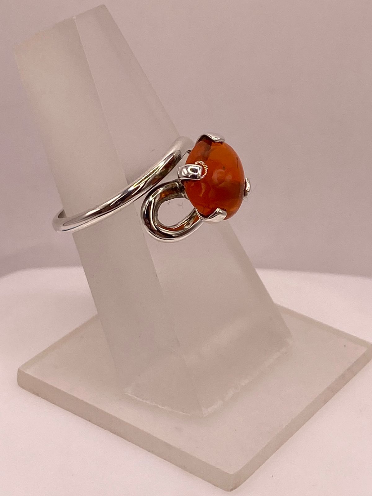 Anillo de Plata Ley 925 con Ámbar Natural, vista frontal