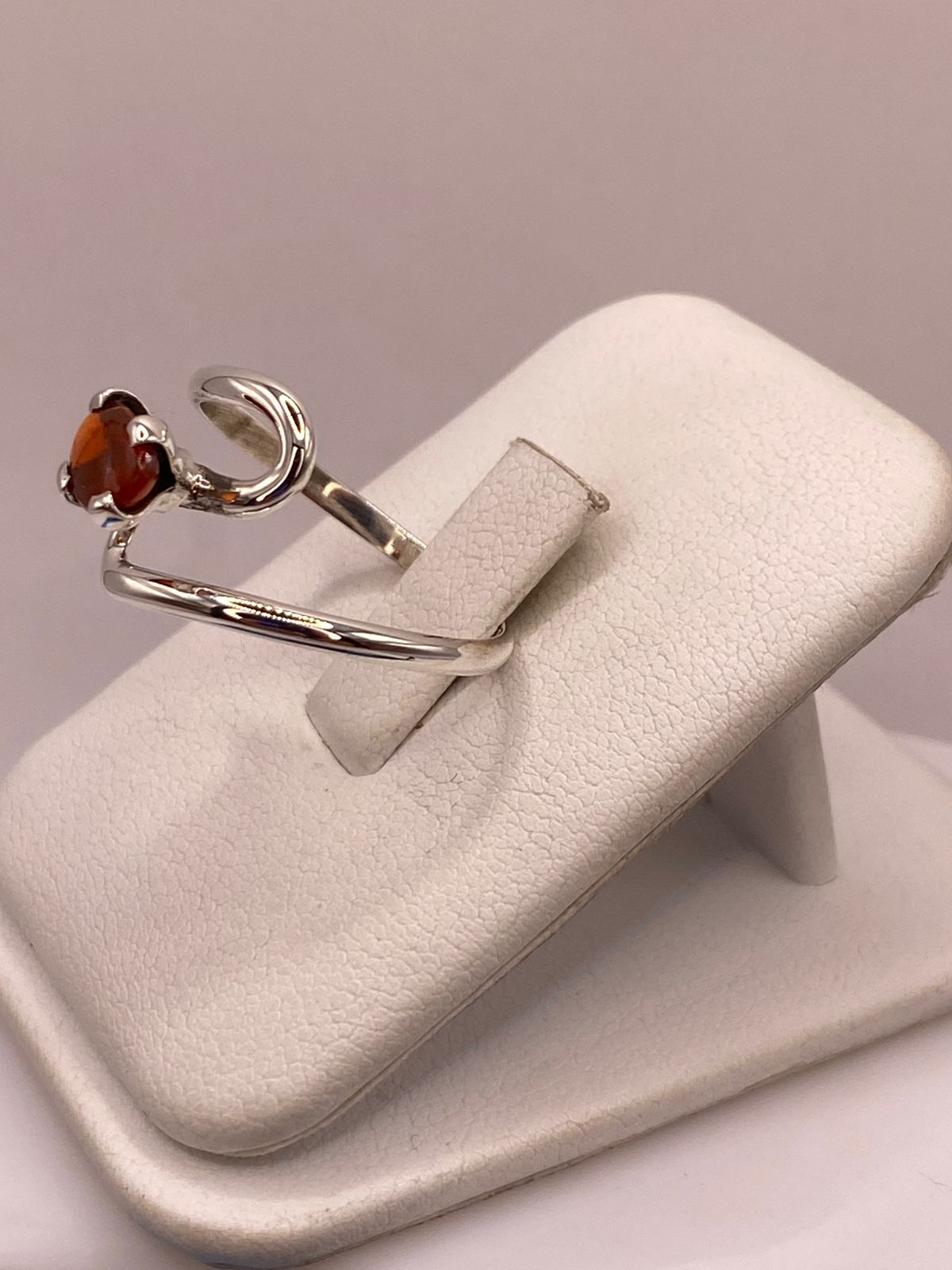 Anillo de Plata Ley 925 con Ámbar Natural, vista lateral