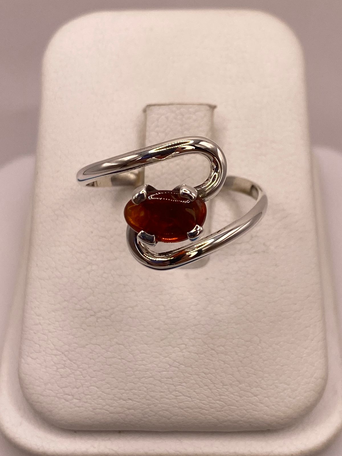 Anillo de Plata Ley 925 con Ámbar Natural en báscula mostrando peso