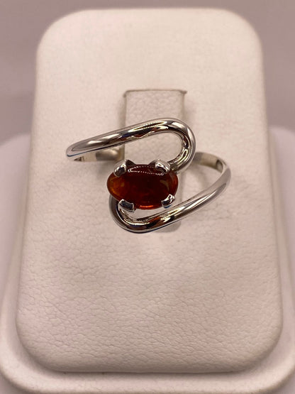 Anillo de Plata Ley 925 con Ámbar Natural en báscula mostrando peso
