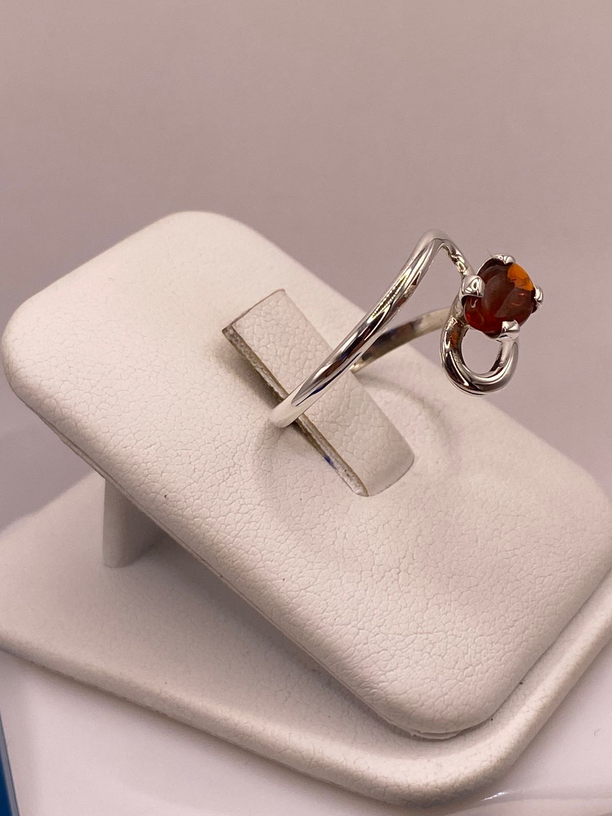 Anillo de Plata Ley 925 con Ámbar Natural, vista de detalle