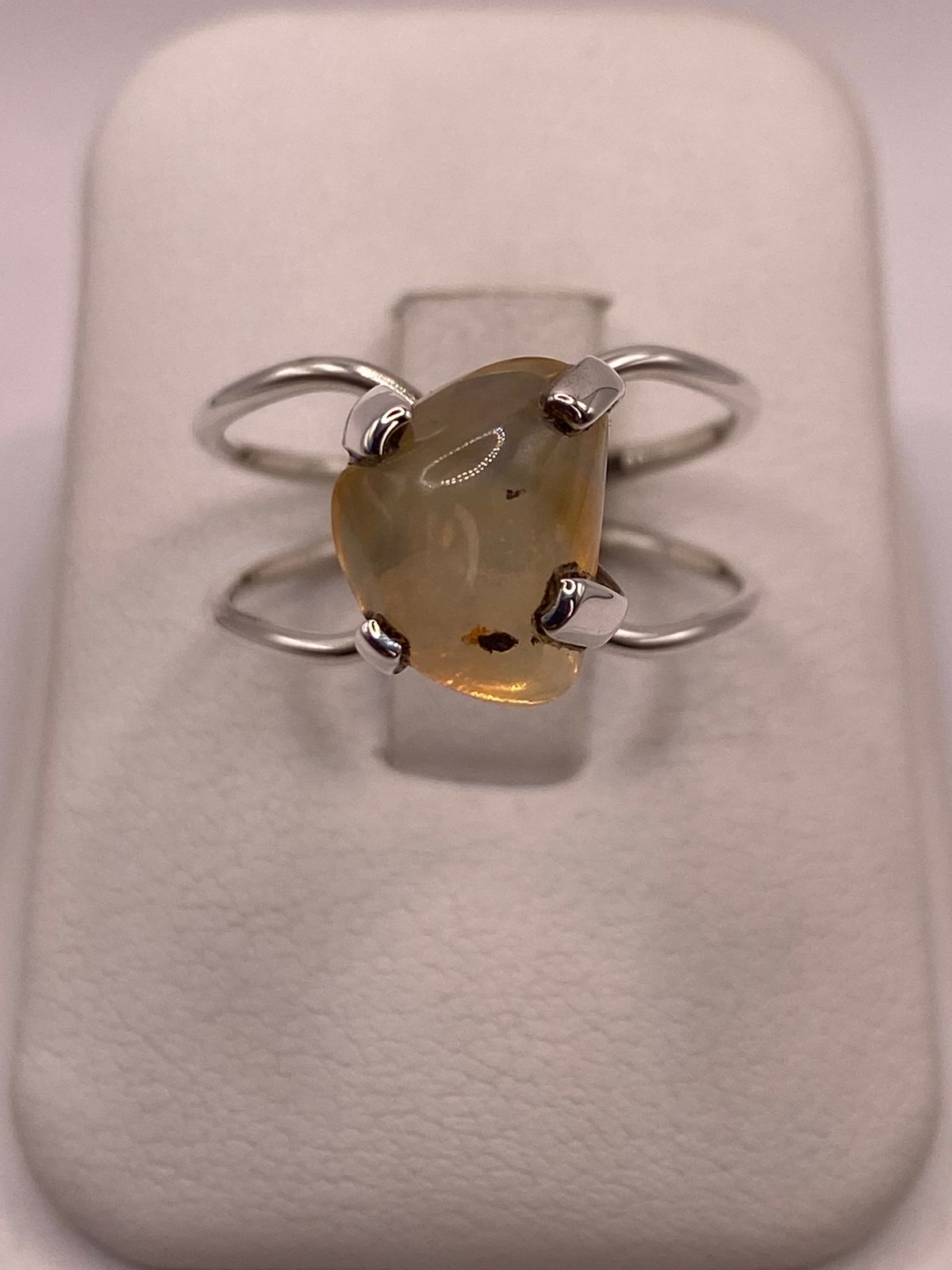 Anillo de Plata Ley 925 con Ámbar Natural, vista frontal