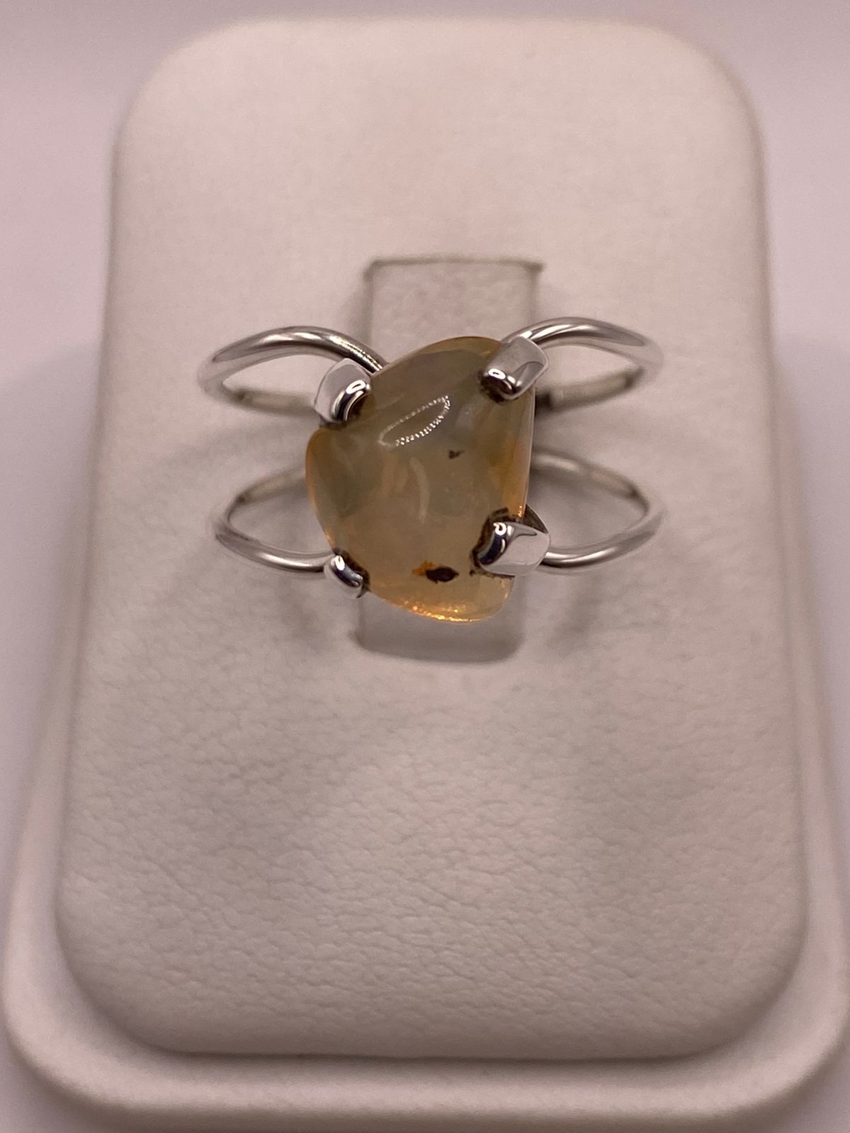 Anillo de Plata Ley 925 con Ámbar Natural, vista de detalle