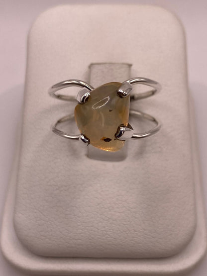 Anillo de Plata Ley 925 con Ámbar Natural, vista de detalle