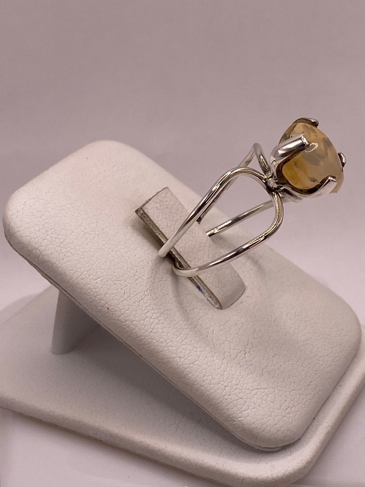 Anillo de Plata Ley 925 con Ámbar Natural, vista lateral