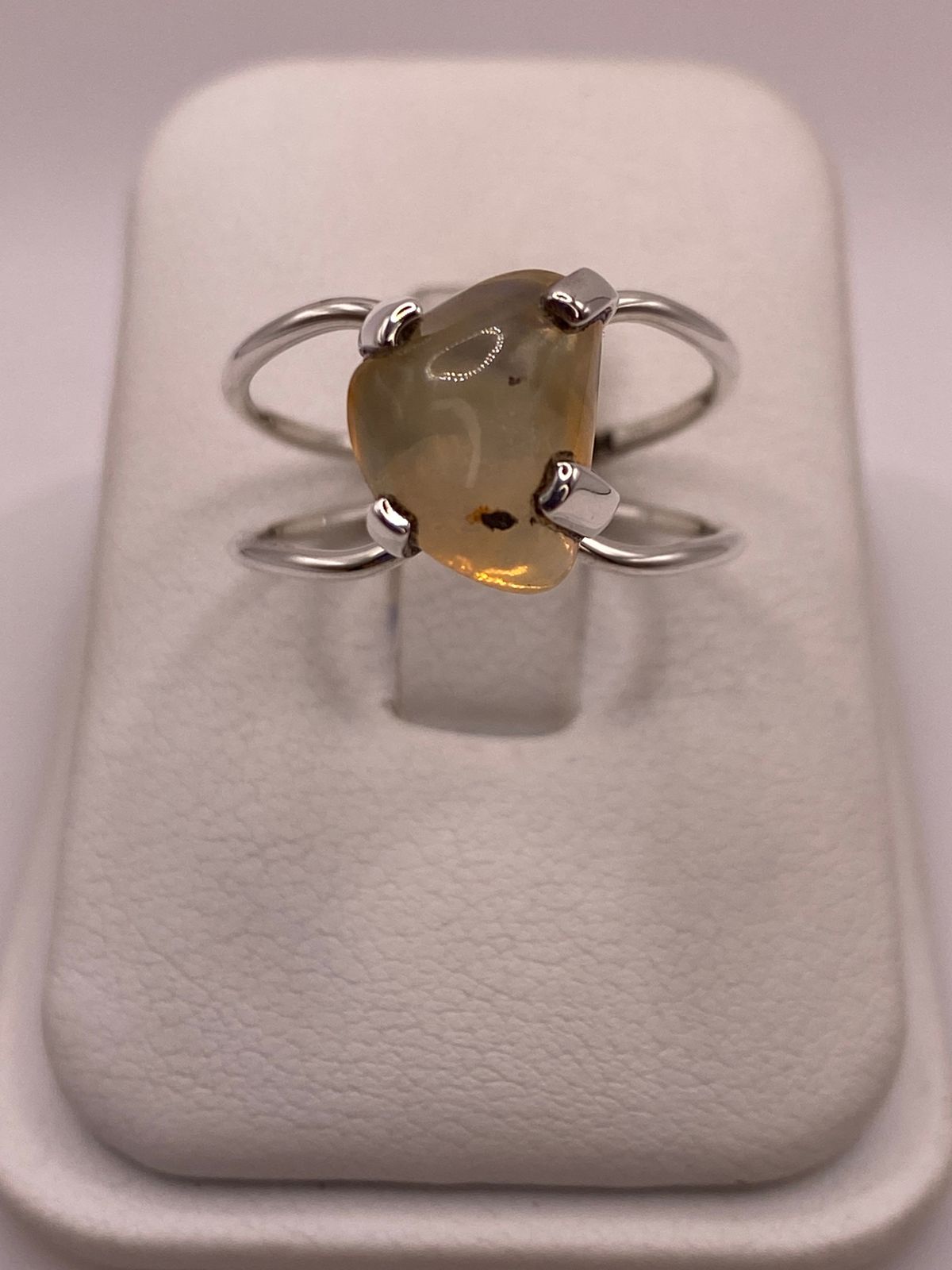 Anillo de Plata Ley 925 con Ámbar Natural — ángulo diagonal