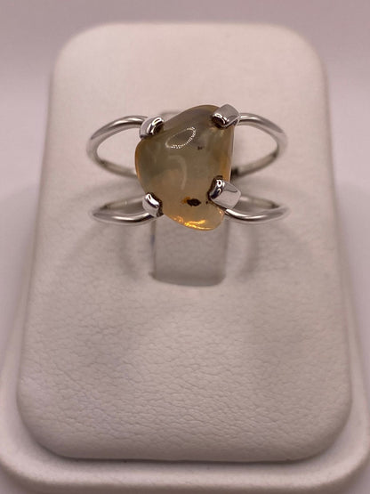 Anillo de Plata Ley 925 con Ámbar Natural — ángulo diagonal