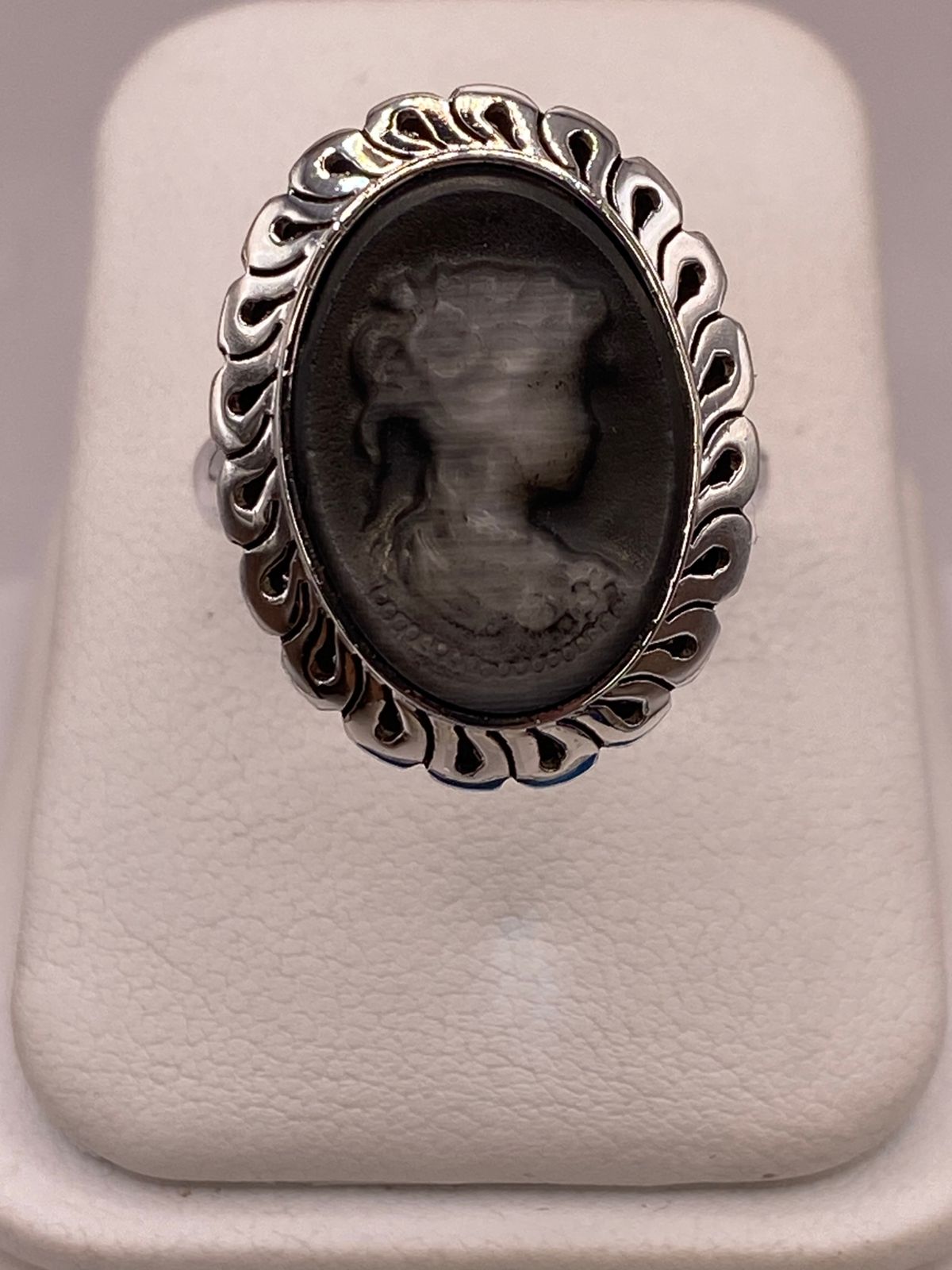 Anillo de Plata Ley 925 con Cameo de Ágata Negra, vista frontal