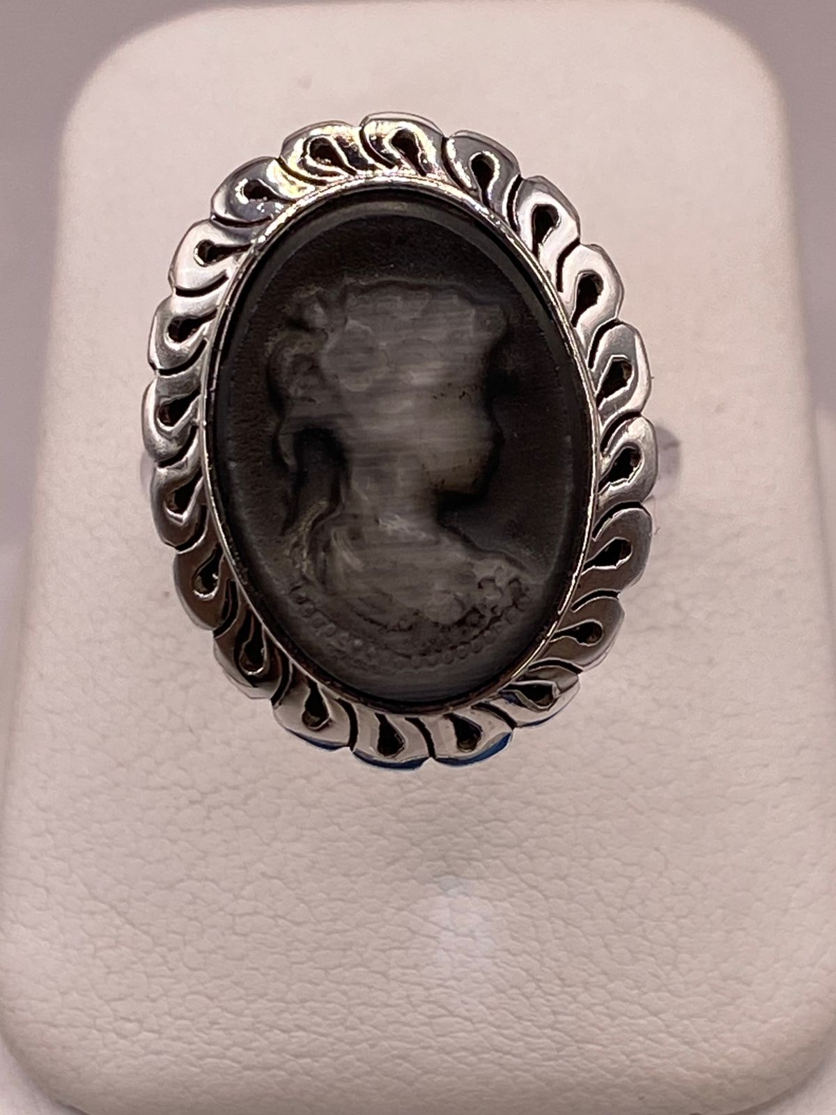 Anillo de Plata Ley 925 con Cameo de Ágata Negra en báscula mostrando peso