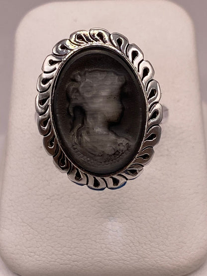 Anillo de Plata Ley 925 con Cameo de Ágata Negra en báscula mostrando peso