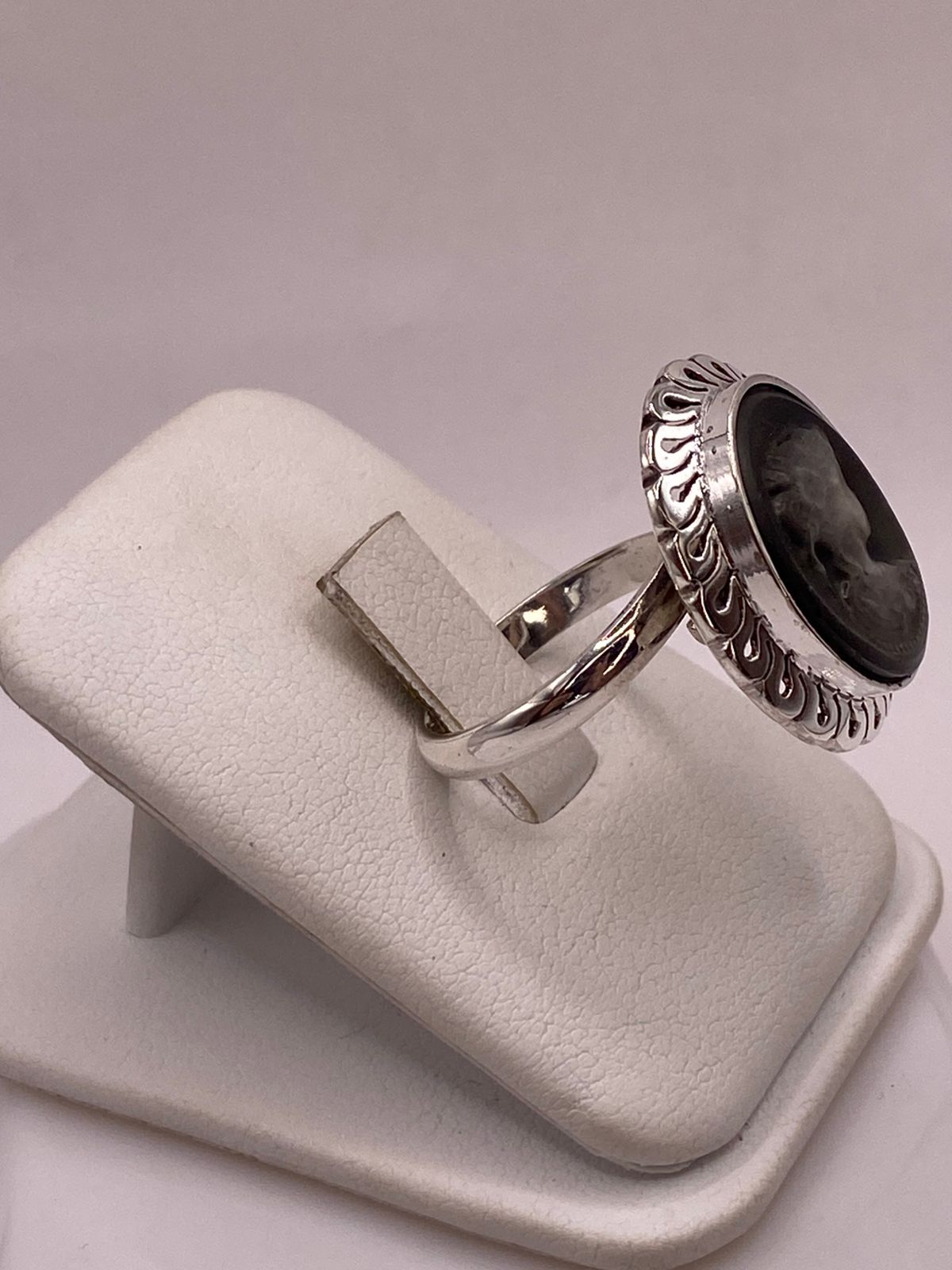 Anillo de Plata Ley 925 con Cameo de Ágata Negra, vista lateral