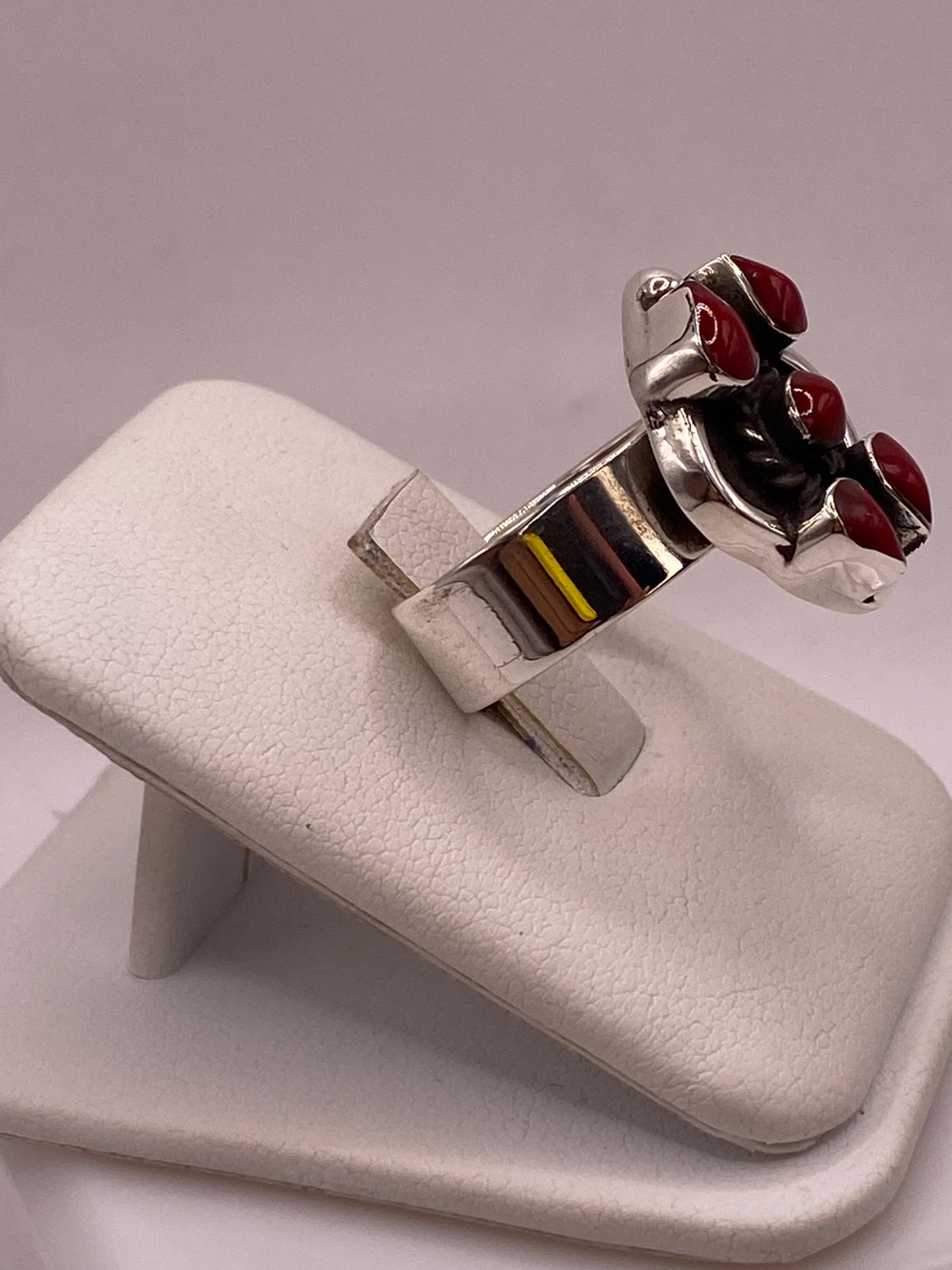 Anillo de Plata Ley 925 con Coral Rojo, vista lateral