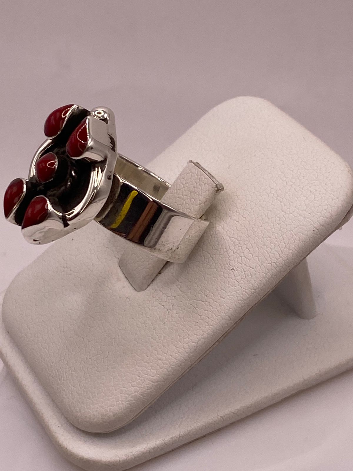 Anillo de Plata Ley 925 con Coral Rojo, vista de detalle