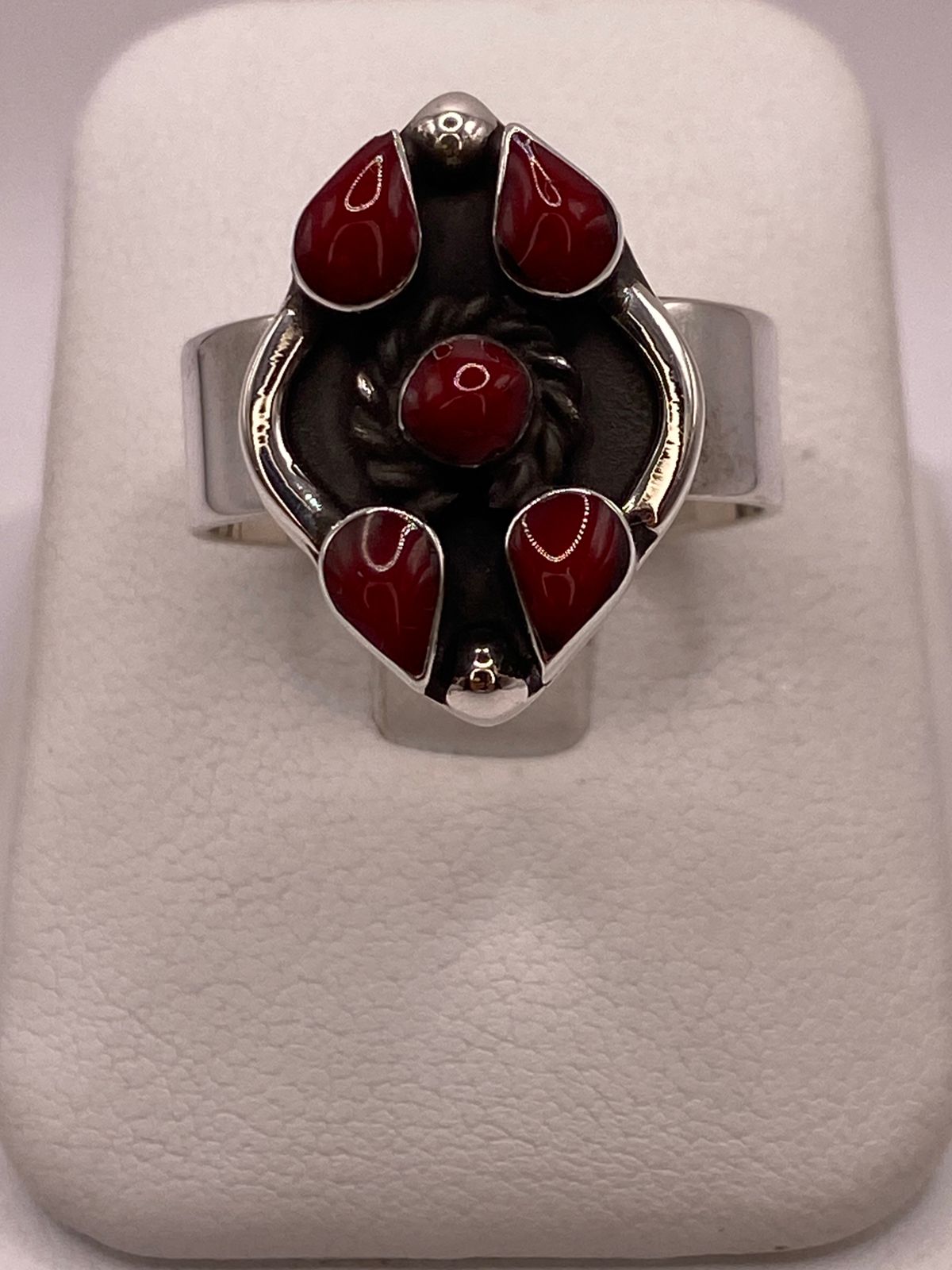 Anillo de Plata Ley 925 con Coral Rojo — detalle de acabado