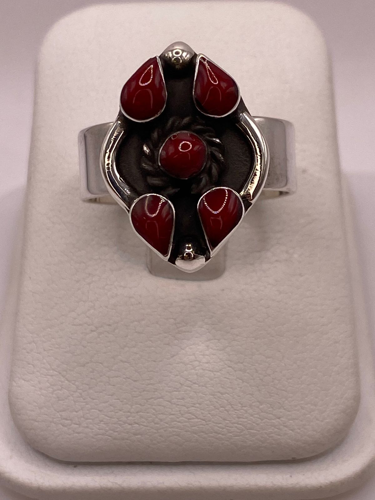 Anillo de Plata Ley 925 con Coral Rojo, vista frontal