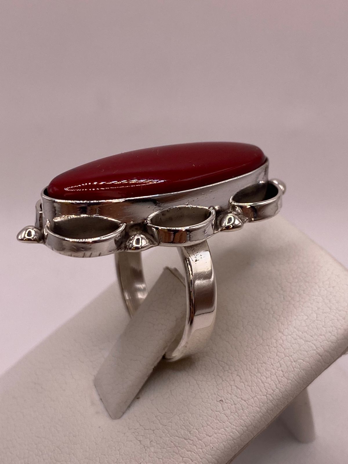 Anillo de Plata Ley 925 con Coral Rojo, vista lateral