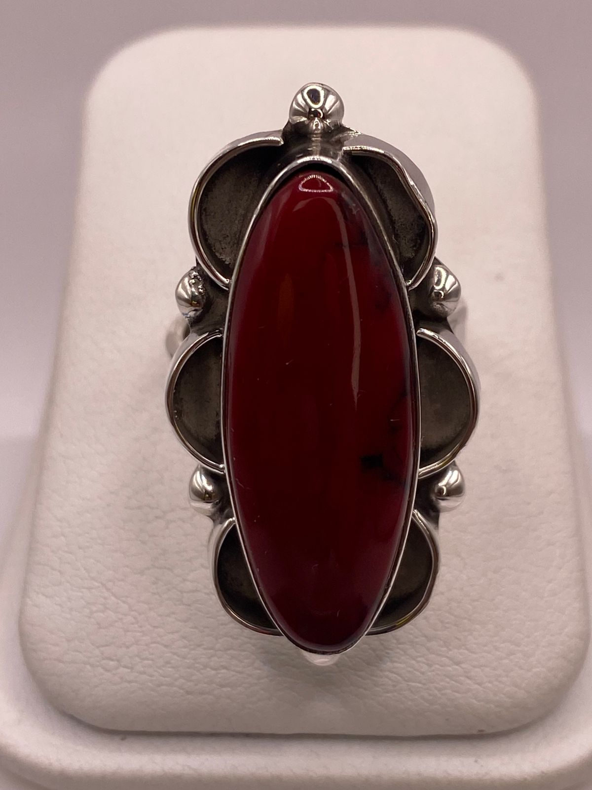 Anillo de Plata Ley 925 con Coral Rojo, vista de detalle