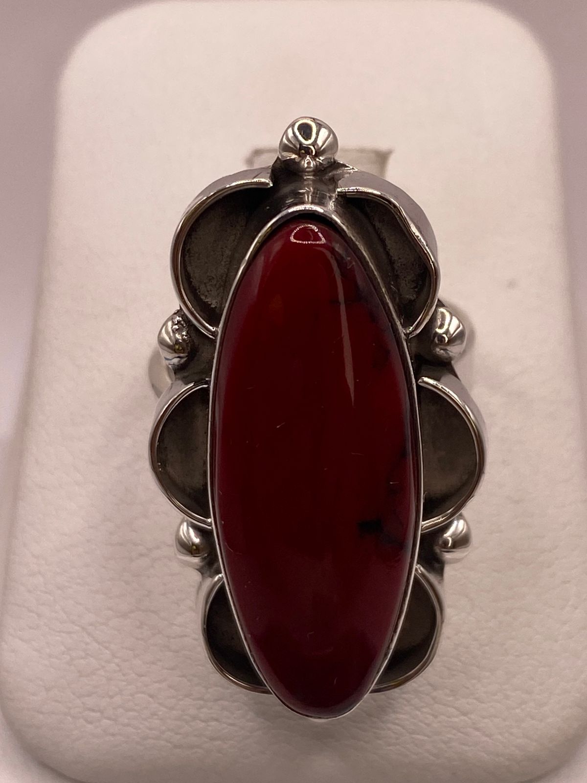 Anillo de Plata Ley 925 con Coral Rojo en báscula mostrando peso