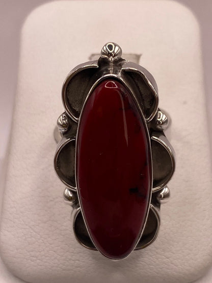 Anillo de Plata Ley 925 con Coral Rojo en báscula mostrando peso