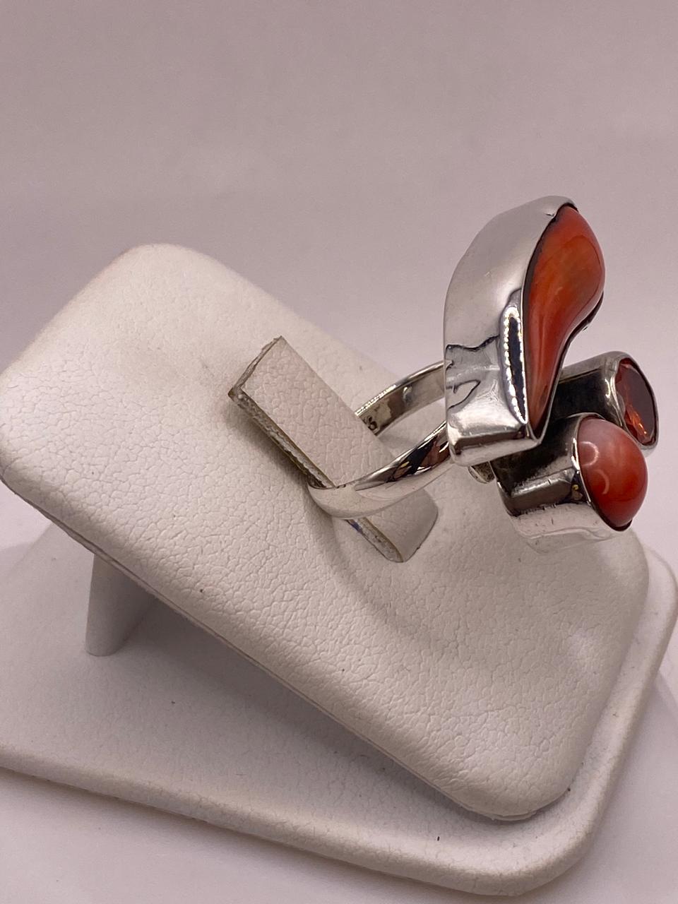 Anillo de Plata Ley 925 con Coralina, Ágata Roja y Zirconia, vista lateral
