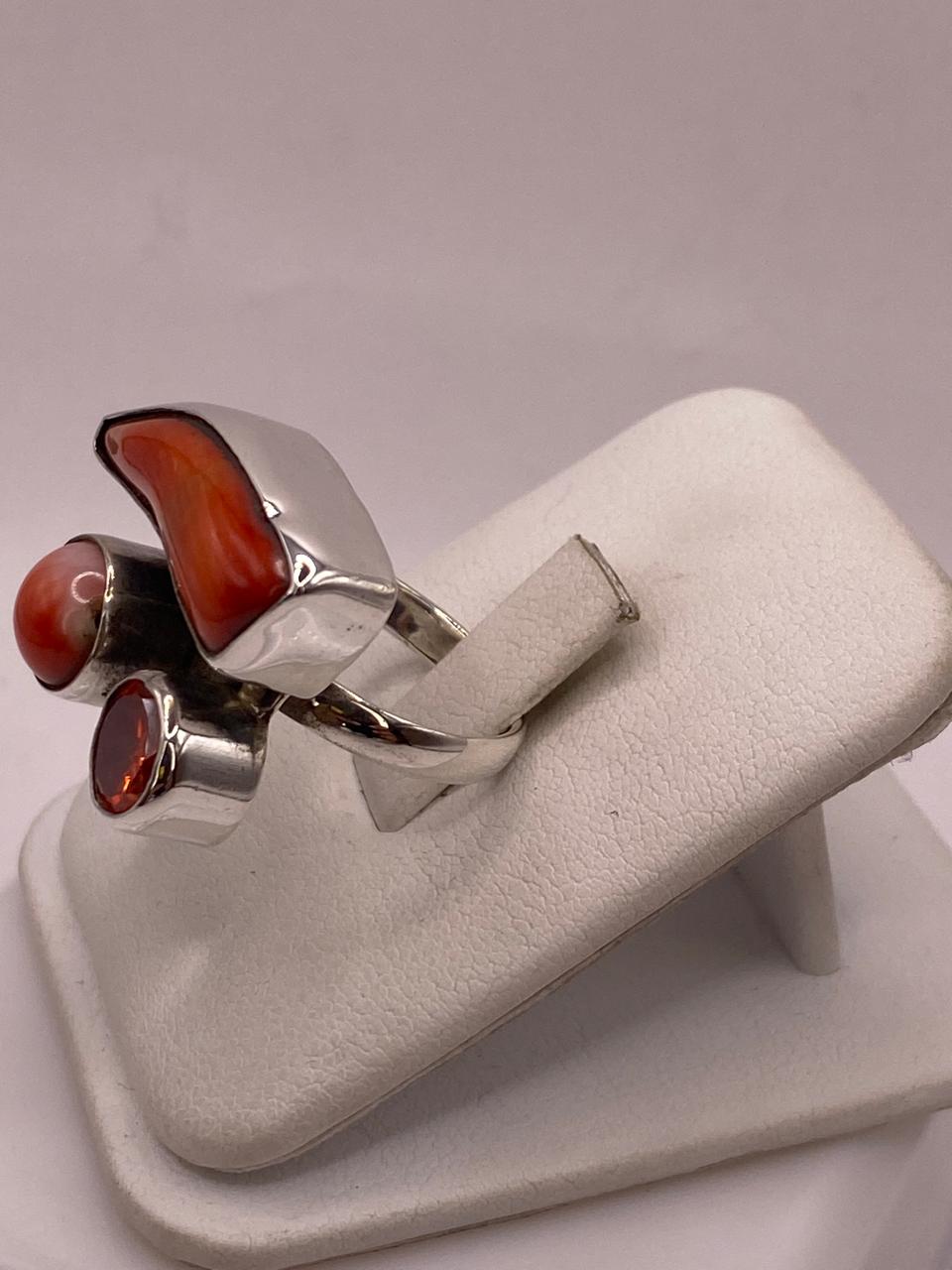 Anillo de Plata Ley 925 con Coralina, Ágata Roja y Zirconia, vista de detalle