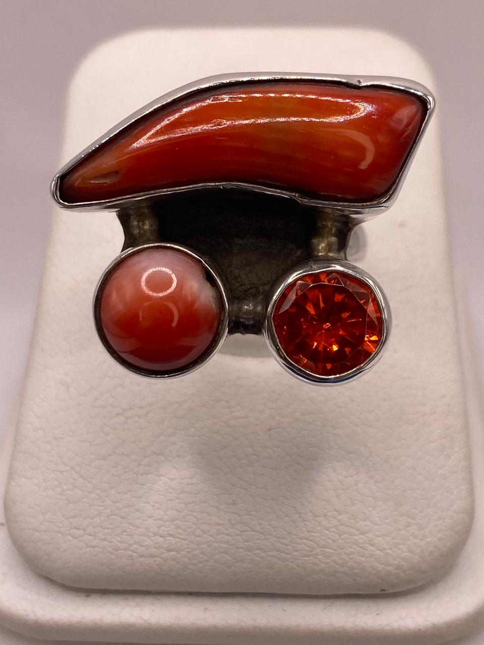 Anillo de Plata Ley 925 con Coralina, Ágata Roja y Zirconia, vista frontal