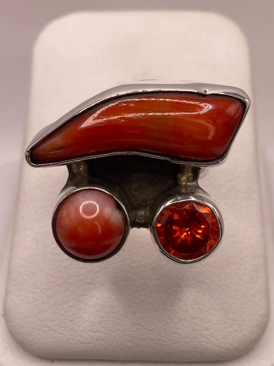 Anillo de Plata Ley 925 con Coralina, Ágata Roja y Zirconia en báscula mostrando peso