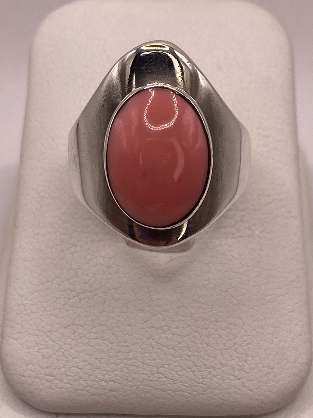 Anillo de Plata Ley 925 con Cornalina en báscula mostrando peso