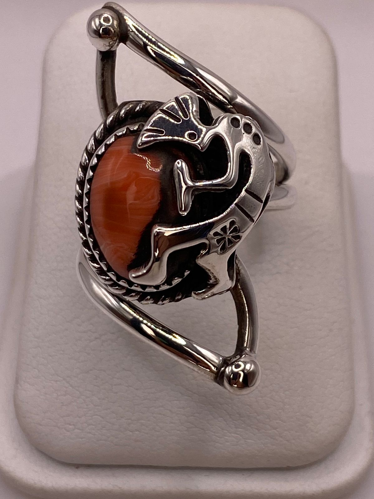 Anillo de Plata Ley 925 con Cornalina y Figura Kokopelli — ángulo diagonal
