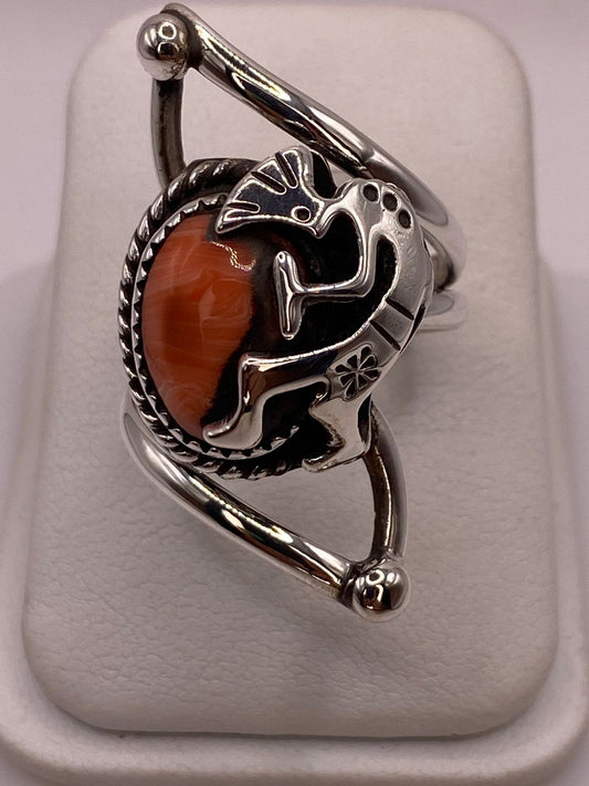 Anillo de Plata Ley 925 con Cornalina y Figura Kokopelli — ángulo diagonal