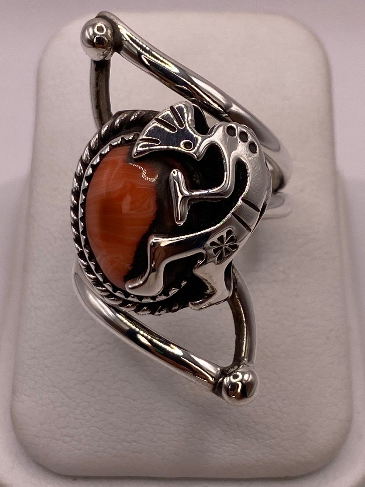 Anillo de Plata Ley 925 con Cornalina y Figura Kokopelli, vista frontal